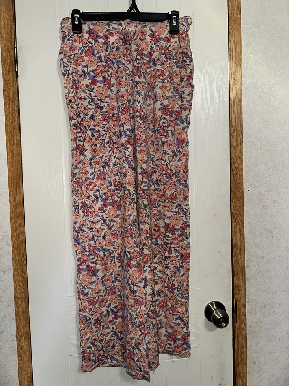 Womenโs Floral Wide-Leg Pants - Peach Multi